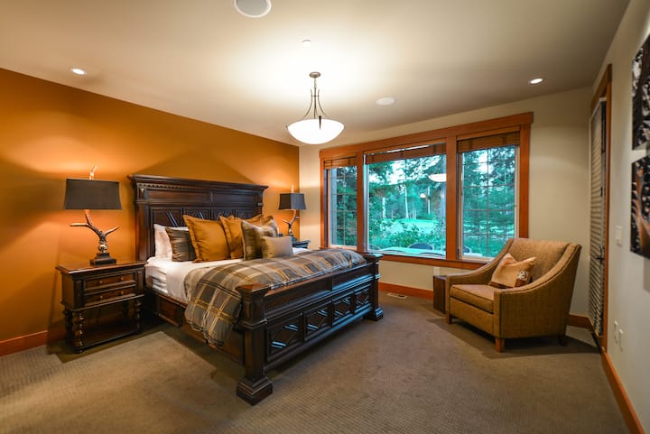 Главната спална соба има брачен кревет (широк 150-179 см).