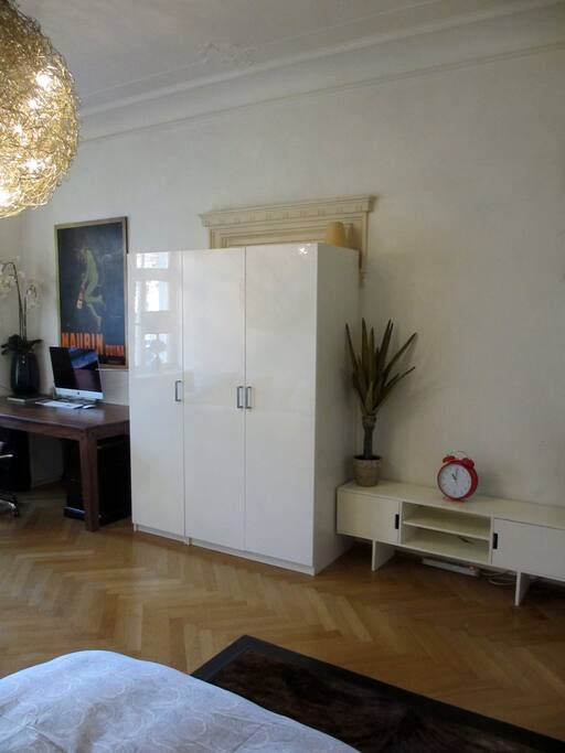 Schrank und Sideboard