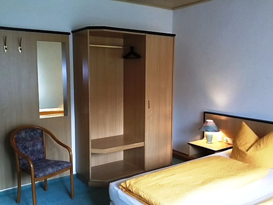 Schlafzimmer mit Doppel- und Einzelbett