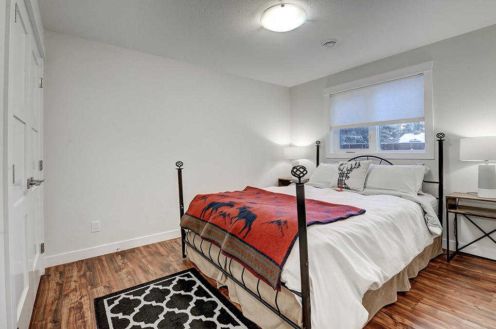 غرفة نوم بسرير بحجم كبير في الطابق الأول.