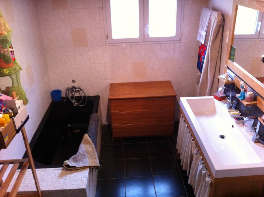 salle de bain douche + baignoire + porte serviette chauffant