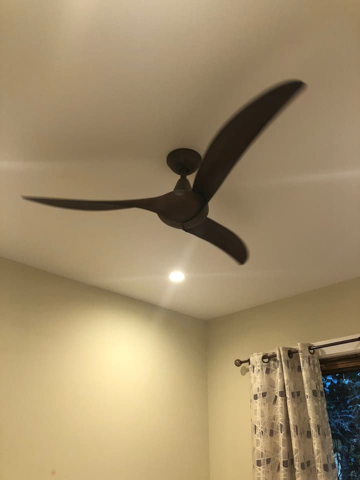 Silné stropné ventilátory vo všetkých izbách