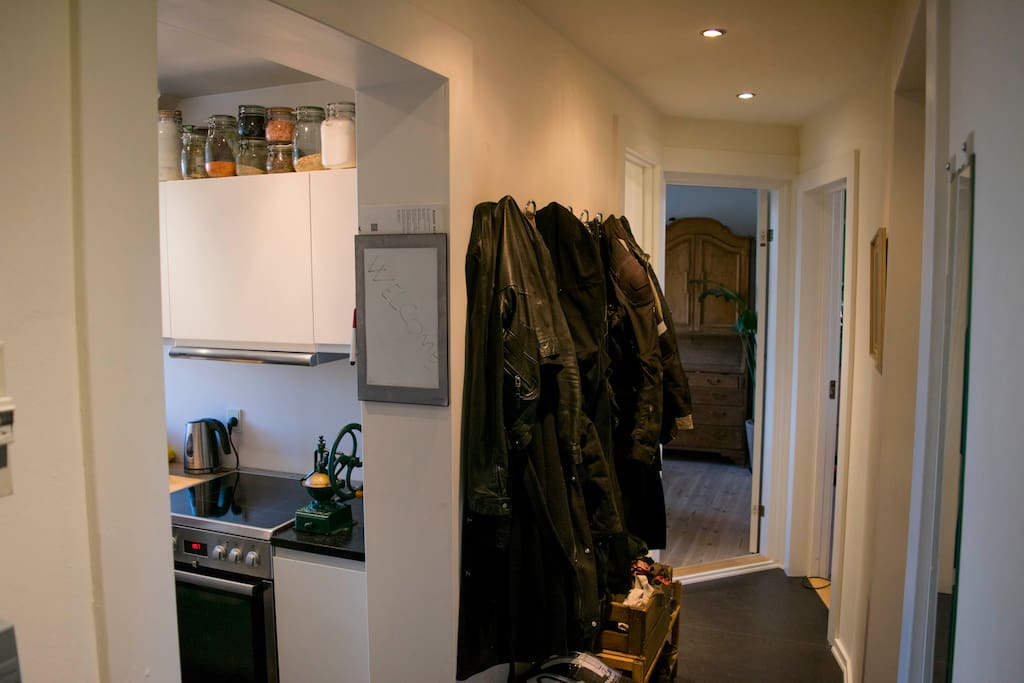 Entrance/ kitchen