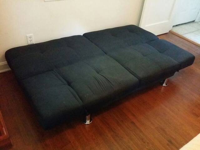 Cheap Vandy / Downtown Nashville CrashPad gallery image 3