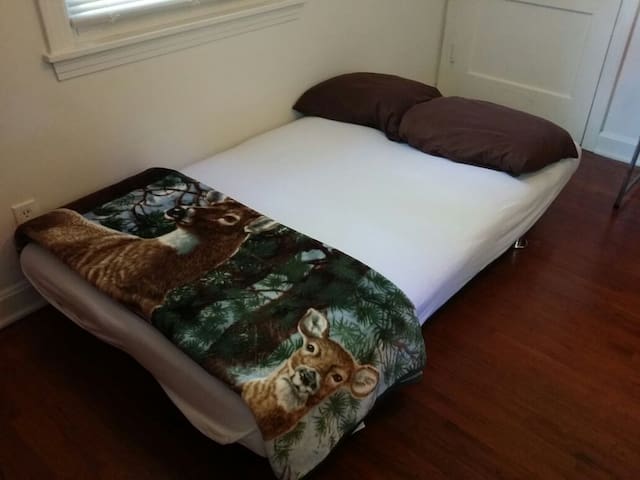 Cheap Vandy / Downtown Nashville CrashPad