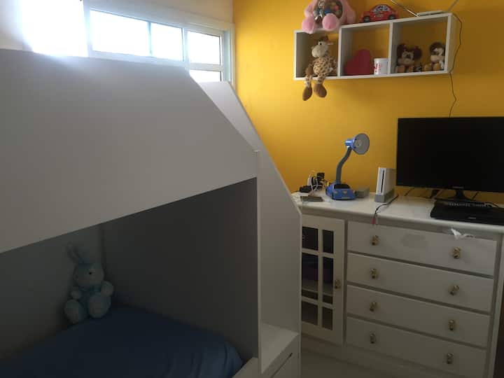 Dormitorio 3, con un trliche.