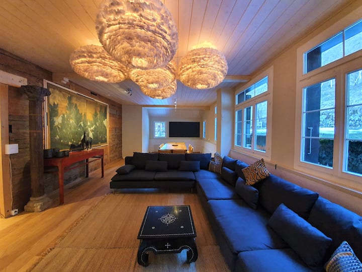 غرفة معيشة ثانية مع طاولة طعام/منطقة مؤتمرات وسبورة ، الطابق الأول