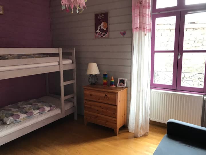 卧室配有双层床，可供2名儿童入住。可以使用司机接待第三个孩子。