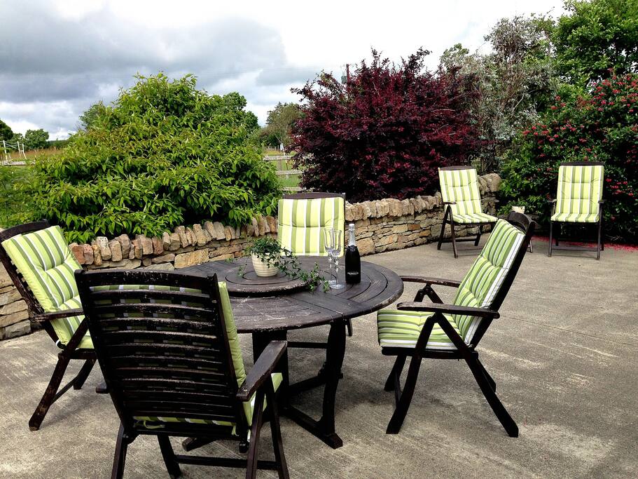 Patio/outdoor seating
