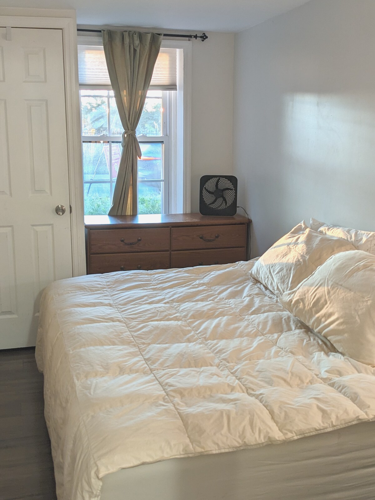 带标准双人床垫的卧室 