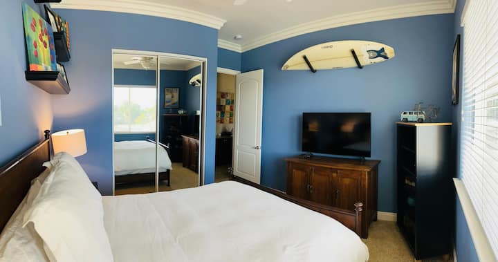 מיטת קווין סייז הפונה לבריכה עם טלוויזיה חכמה 55אינץ 'עם יותר מ -400 ערוצים. חדר רחצה משותף הממוקם ממש ליד החדר במסדרון. 