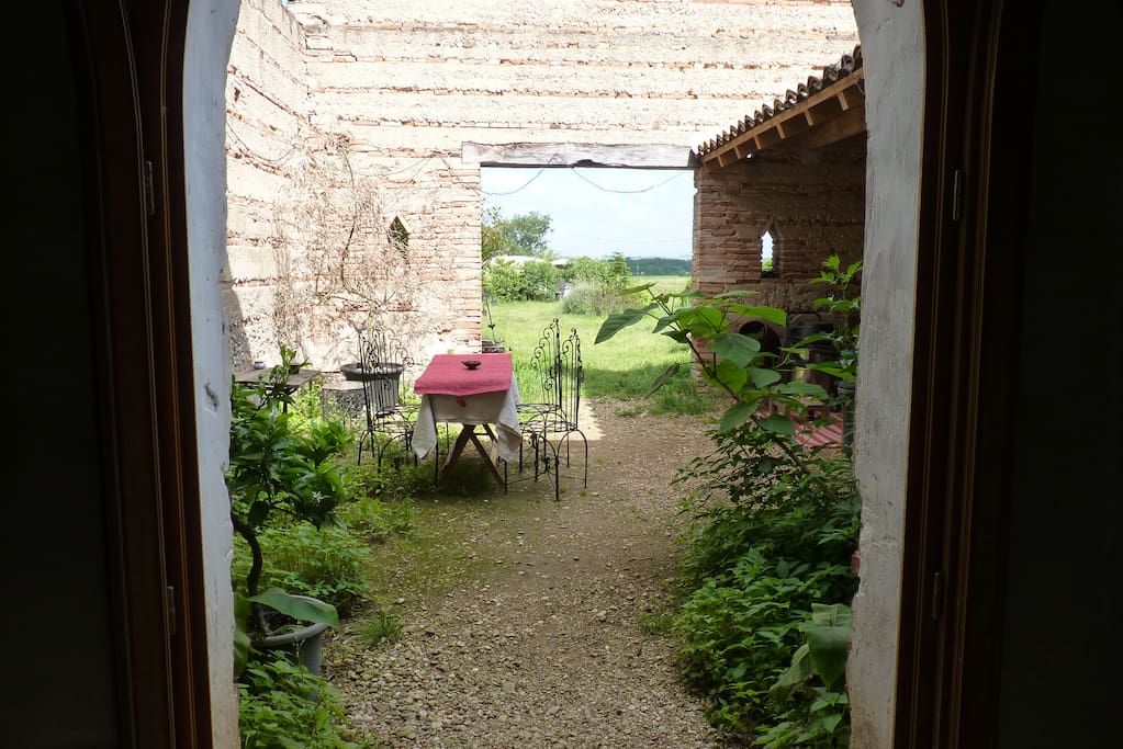 Vue de la salle sur la cour