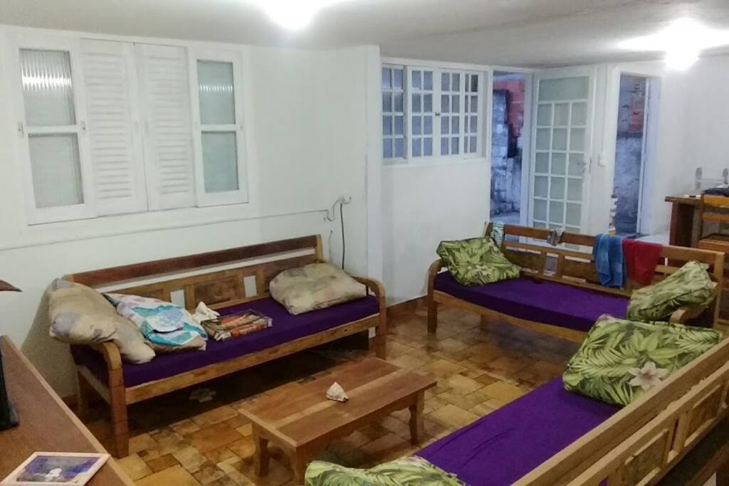 SALA COM SOFAS CAMAS