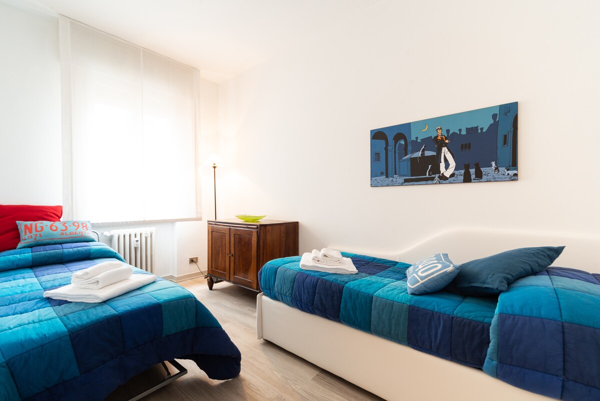 غرفة نوم بسريرين مفردين