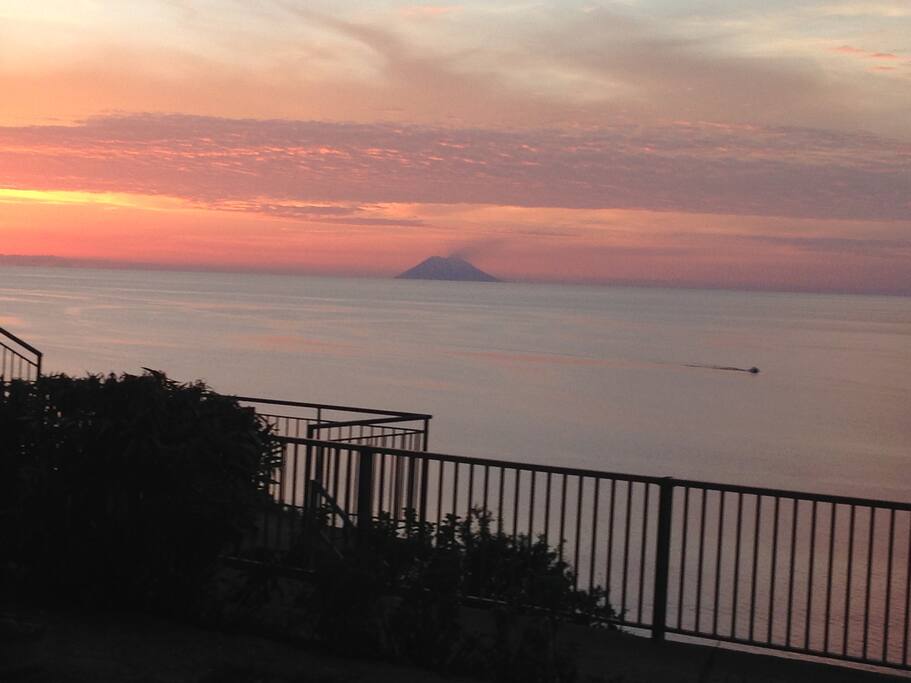 Vista dal terrazzo: Tramonto su Stromboli in eruzione