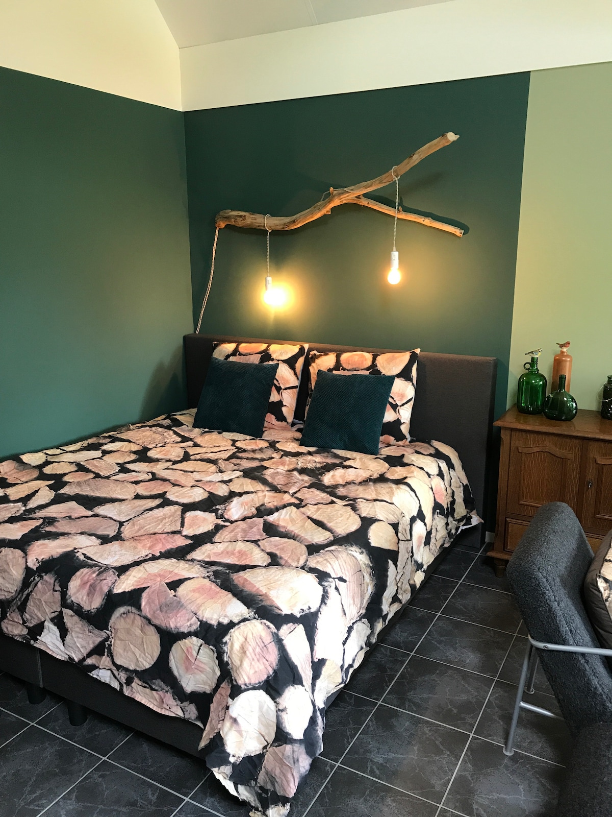 سرير مزدوج بقاعدة زنبركية ، والذي يمكننا أيضًا ترتيب سريرين فرديين منه. 