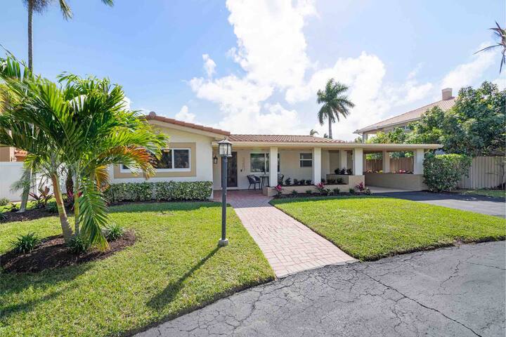 Waterfront home! Huge pool w/ spa+ private beach! gallery image 3