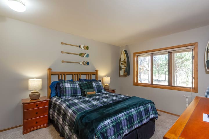 Schlafzimmer mit Queensize-Bett - im Erdgeschoss