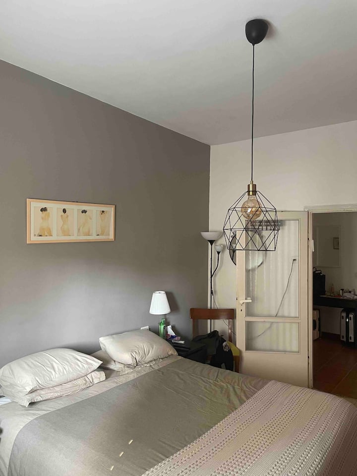 חדר שינה נפרד גדול,עם שתי ארונות בגדים ושידה, שני שולחנות לילה. מזגן. Fenetre עם רשת יתושים.