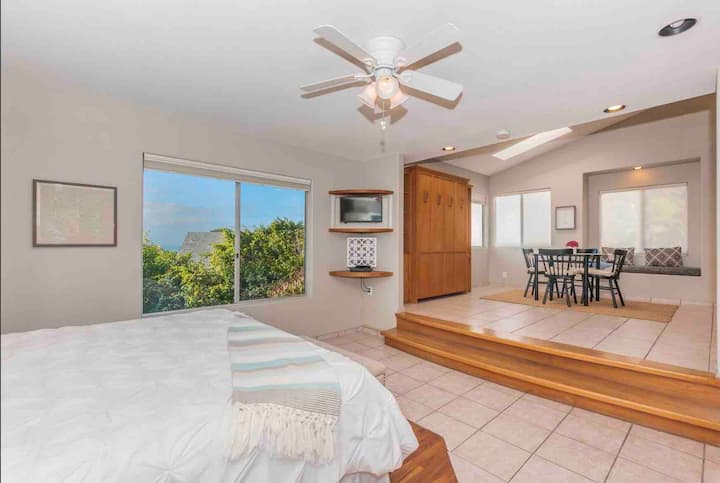 ห้องสวีทห้องนอนหลักที่ปลายโถงทางเดินและยังมีทางเข้าของตัวเองจากด้านนอก มีเตียงขนาดคิงไซส์เตียงเมอร์ฟี่ขนาดใหญ่ห้องน้ำในตัวห้องครัวขนาดเล็กและวิวทะเล 