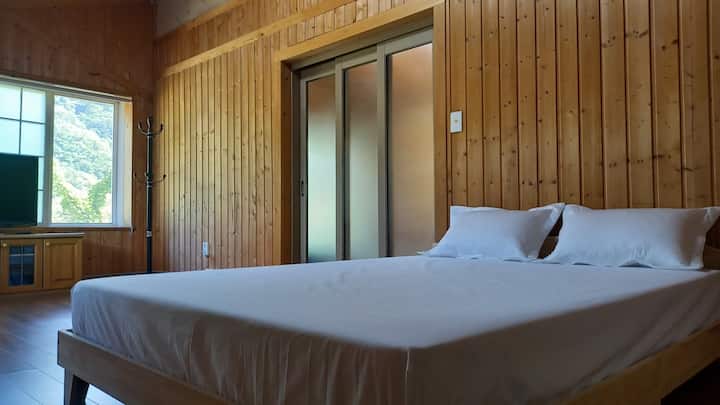 זה חדר שינה עם קומתיים. 
יש מיטת קווין סייז אחת.