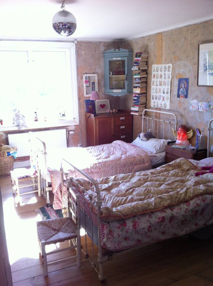 ห้องนอนเตียงคู่ชั้นบน