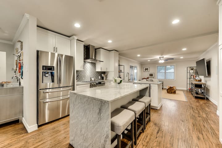 UpscaleMidwayHollowModern-QuietArea-FamilyFriendly