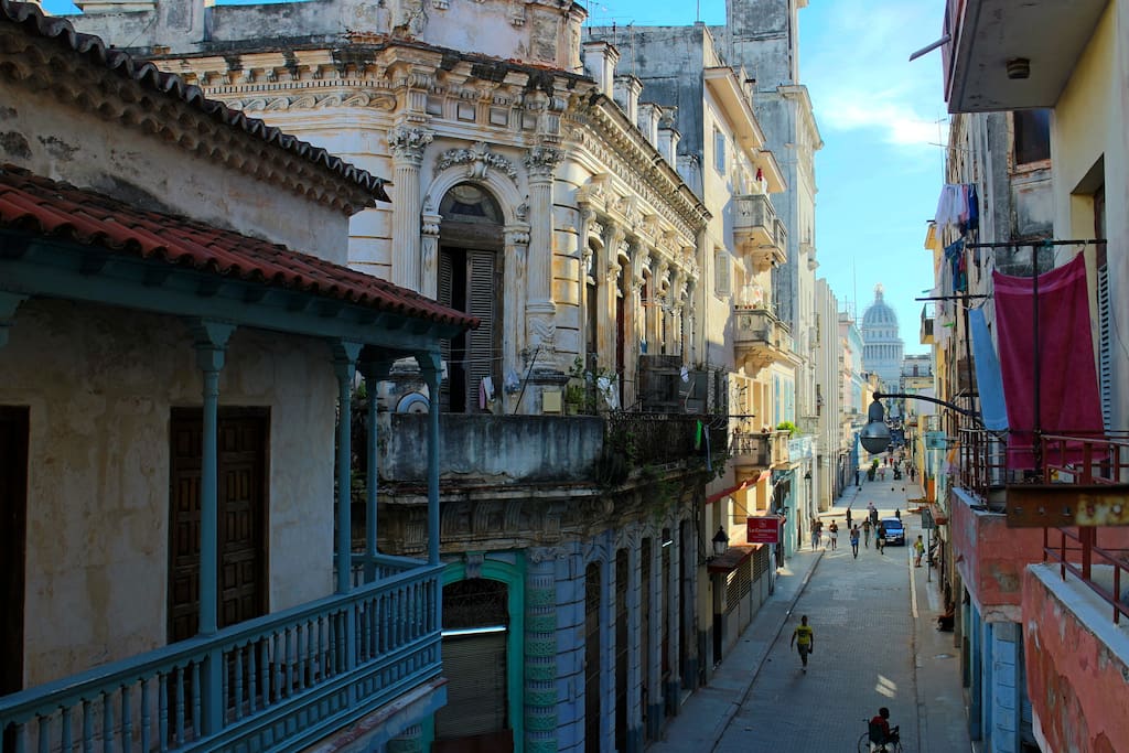 Street view from balcony (Vistas a la calle desde el balcón)