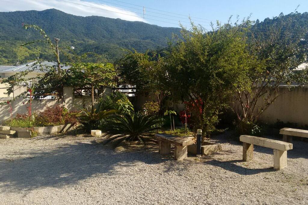 Jardim com arvores frutiferas silvestre e iluminacao noturna