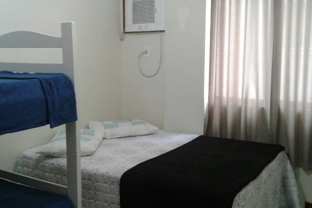 dormitorio suite com cama casal e beliche