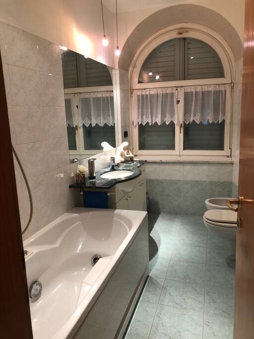 Bagno Finestrato con vasca idromassaggio