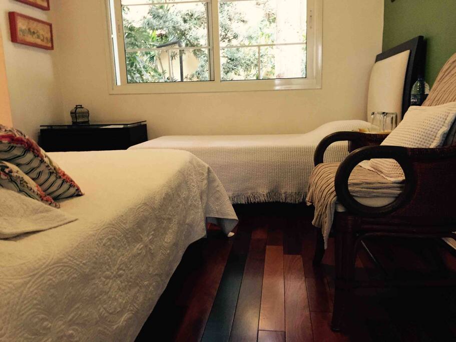 Cama casal e solteiro. Espaço bem claro e arejado. Ideal para família, casais ou executivos a trabalho. Wi-Fi