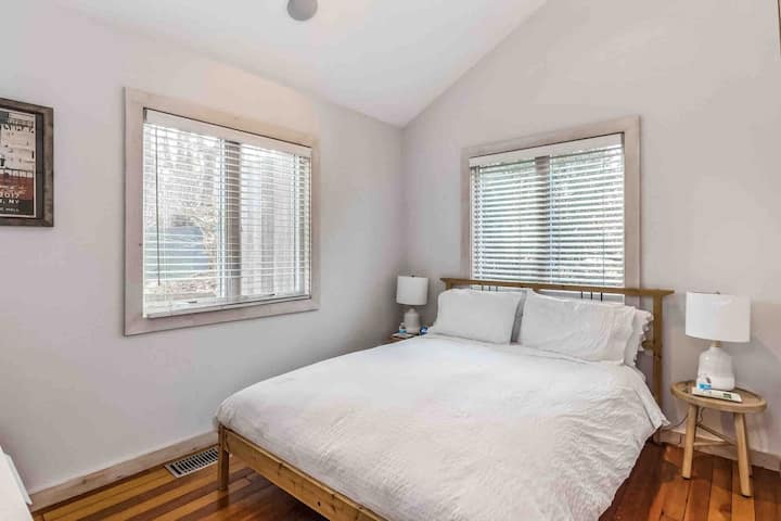 Dormitorio 2: este dormitorio tiene una cama tamaño queen, vestidor, armario y TV inteligente con vistas al jardín privado trasero.