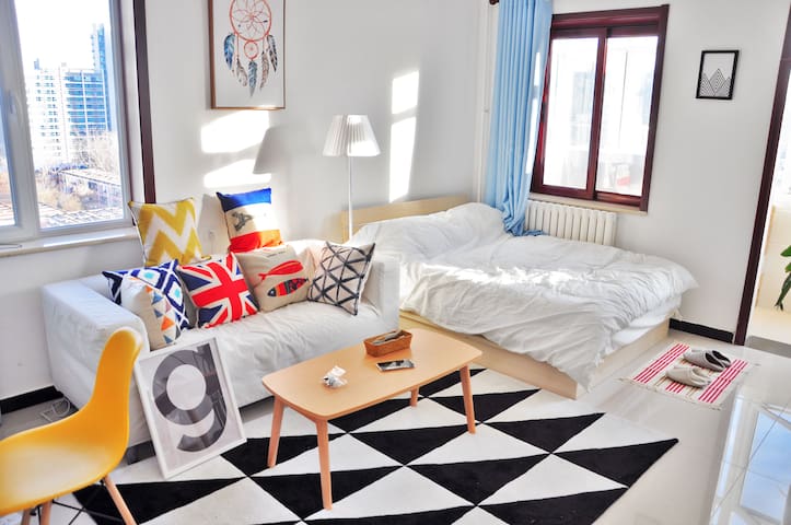 【已审核所有入住人来源】3#阳光超好的大主卧，两居室的大卧室,43寸智能电视,全新装修干净整洁设施齐