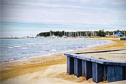 Cozy bright Lakeside Retreat - steps to Beach