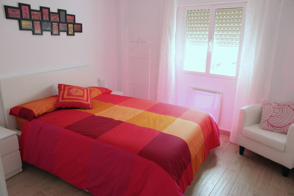 Amplio dormitorio con cama de matrimonio. Luminoso, cómodo y moderno.