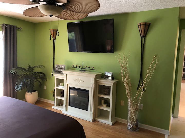 Dormitorio 1: televisión principal y chimenea eléctrica.