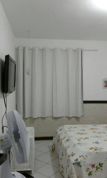 Quarto de casal com Tv e Ventilador