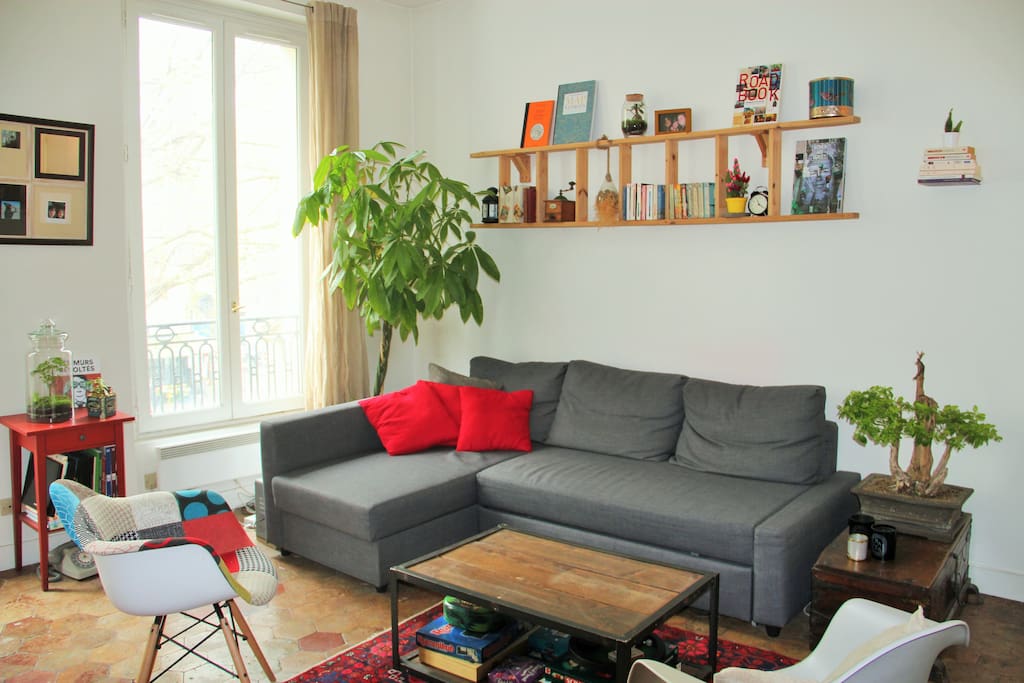 Canapé + table basse + jeux de société