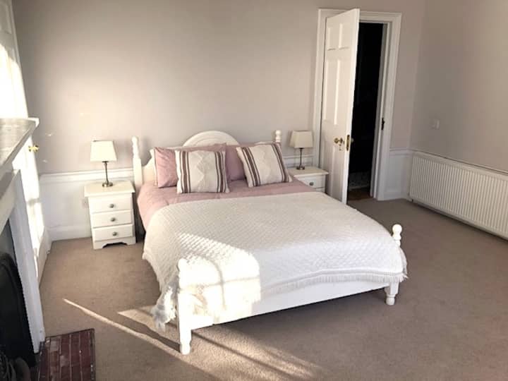 Spálňa 1 s manželskou posteľou King a úložným priestorom