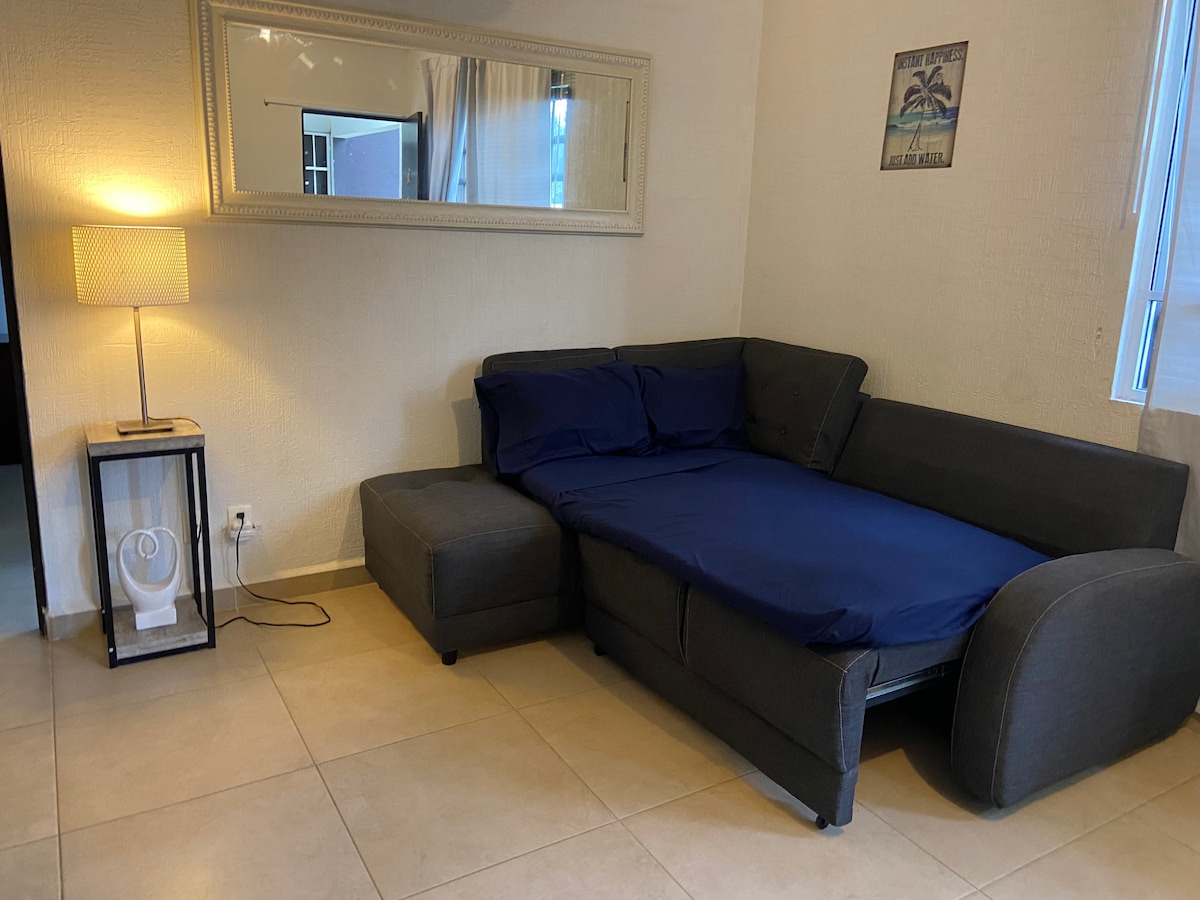 Pohovka je super pohodlná a pridáva sa matrac importado z Kanady, vďaka čomu je spánok ešte chutnejší. (špecifikácie matraca sú neskôr)