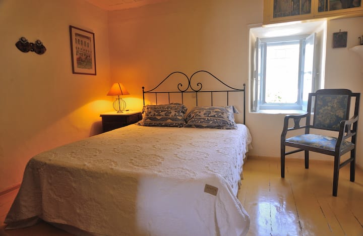 erstes Schlafzimmer mit WC im Erdgeschoss