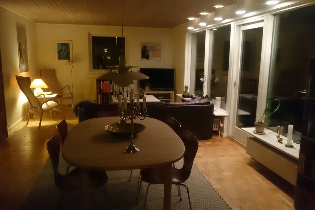 Tv stue og spisestue. Udgang til terrasse i lukket have.