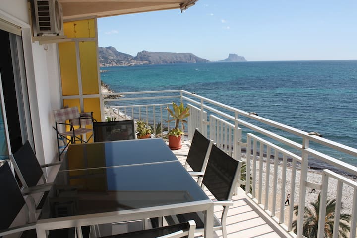 Appartment first line of the beach