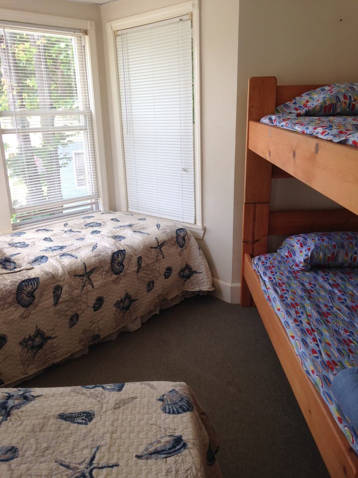 ห้องนอนชั้นสอง
2 เตียงเดี่ยว 1 เตียง
สองชั้น