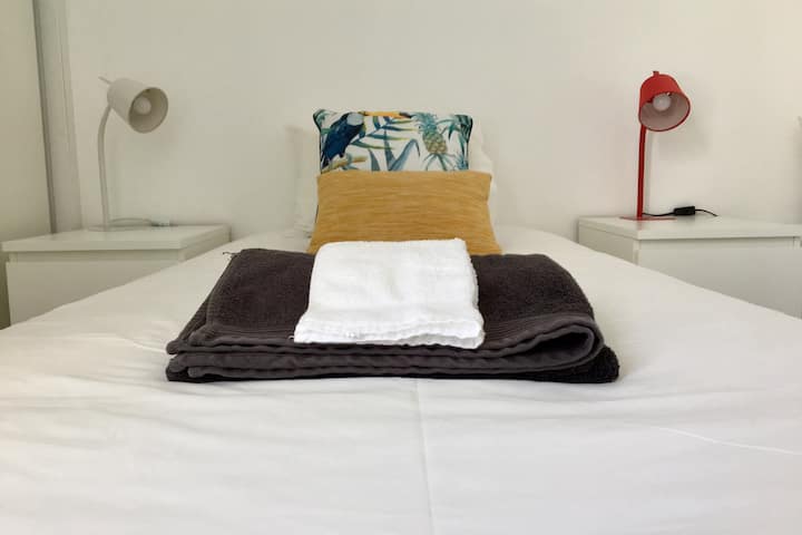 Chumba cha kulala kilicho na mwonekano wa mtaa