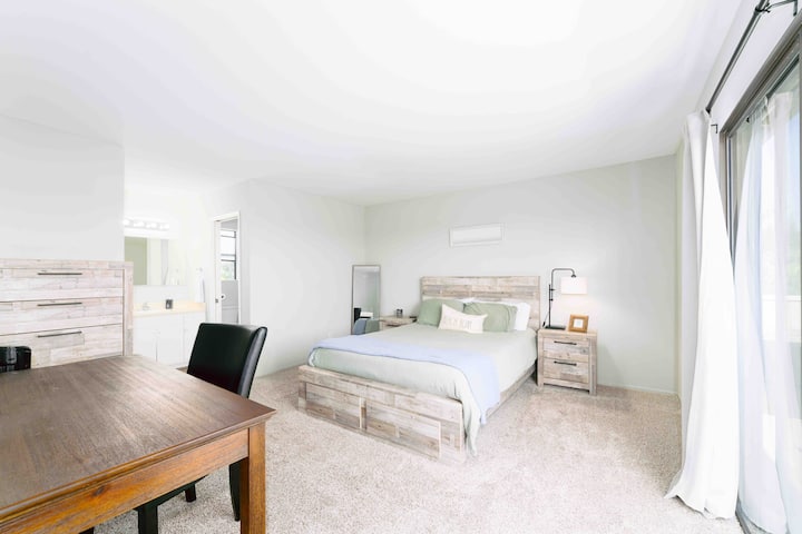 Dormitorio principal en la planta superior con bañera completa, balcón frente al mar y espacio de oficina. 