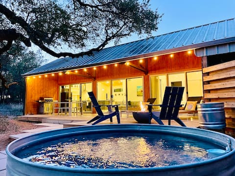 Chic Barndo w Heated Soaking Pool, Firepit, Trails