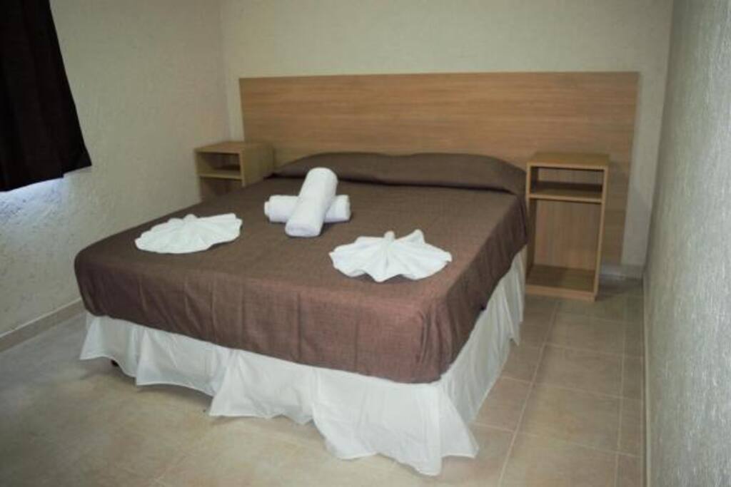 Dormitorio con aire acondicionado. Sommier tamaño queen. Placard con caja de seguridad
