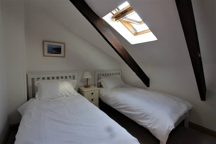 chambre 3 avec ses lits jumeaux confortables et son linge de lit White Company.